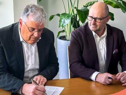 Podpis smlouvy mezi společnostmi Coveris a HADEPOL FLEXO. Zleva Christian Kolarik, CEO Coveris, a Leszek Gumowski, bývalý majitel a výkonný ředitel HADEPOL FLEXO (předseda představenstva).