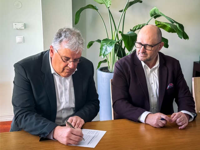 Podpis smlouvy mezi společnostmi Coveris a HADEPOL FLEXO. Zleva Christian Kolarik, CEO Coveris, a Leszek Gumowski, bývalý majitel a výkonný 