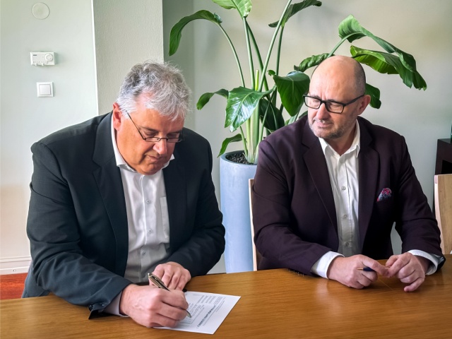 Contract signing between Coveris and HADEPOL FLEXO. From left, Christian Kolarik, CEO Coveris, and Leszek Gumowski, former owner and Managin