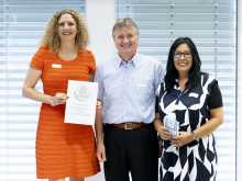 Katja Kilian (links) und Sabine Schubert (rechts) nehmen den Award in Empfang