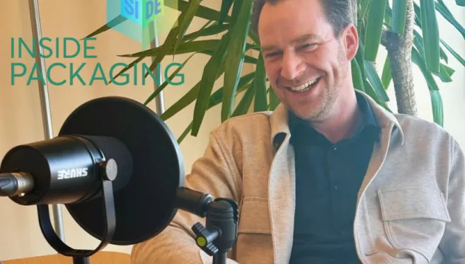 Jan Willem Bruijsten in front of microphone smiling