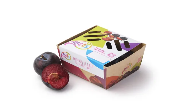 Metis plums in a LinerlessLid punnet by Coveris