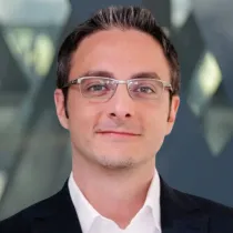 Coveris CFO Michael Riemer Aschbacher in front of sparkling background